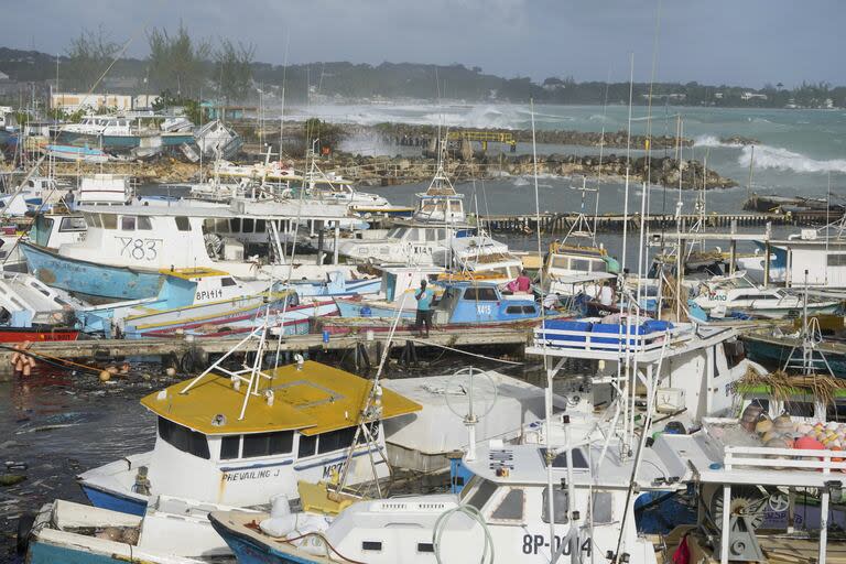 La fuerza del viento y el mar apilaron todas la embarcaciones en la costas