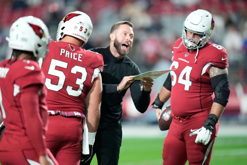 Dec 12, 2022; Glendale, Ariz., USA;  Arizona Cardinals head coach Kliff Kingsbury leads his players in pre-game warm ups before playing against the New England Patriots at State Farm Stadium. Mandatory Credit: Michael Chow-Arizona Republic