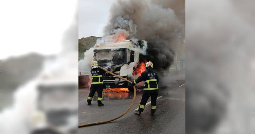 陳男今日駕駛聯結車行經林口，爆胎後他仍執意行駛，最終導致輪胎起火，整台車陷入火海。（圖／翻攝畫面）