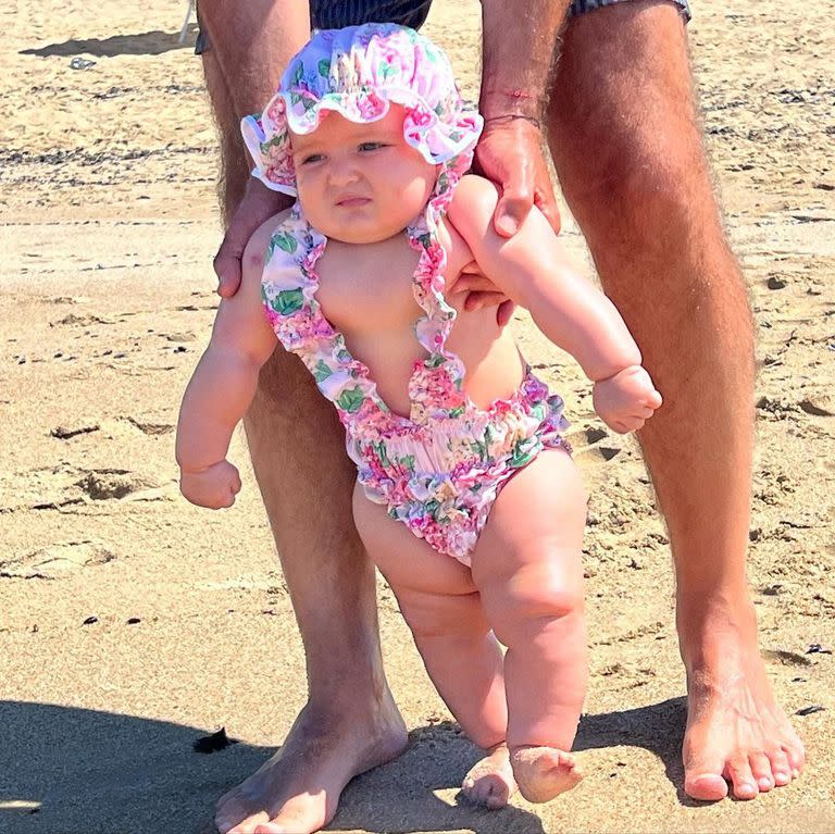 Isabel Macedo compartió tiernas postales de su hija Julia en la playa (Foto: Instagram @isabelmacedophoto)