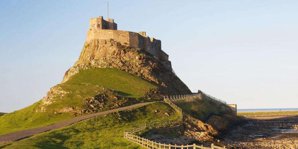 alnwick castle to lindesfarne castle in northumberland