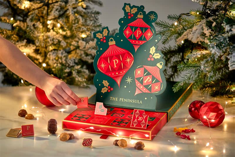 一系列應節食品包括聖誕日曆、節日巧克力，餅乾等以「聖誕彩球」禮盒包裝並作限量供應，售價為580元至2,880元。（圖／品牌業者提供）