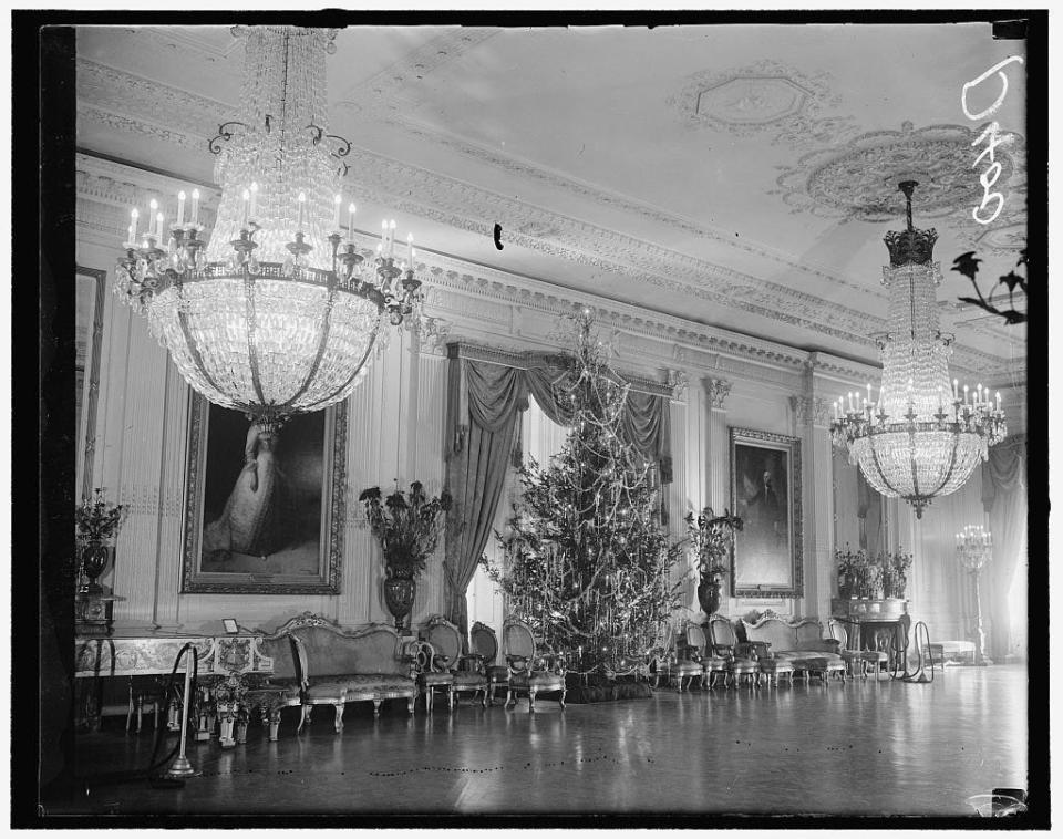 A Christmas tree in the East Room during the presidency of Franklin Delano Roosevelt, 1936