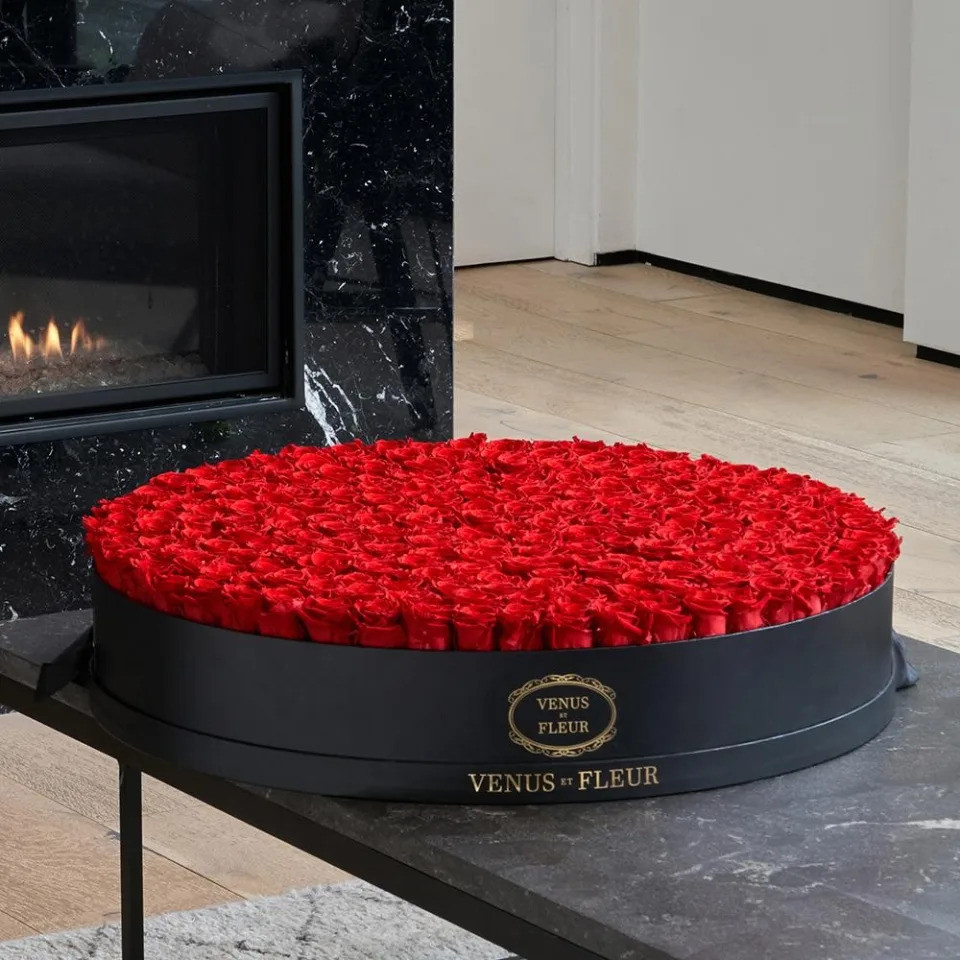 A $2,199 Venus et Fleur Round Grandiose arrangement of Eternity Roses was said to be among Taylor Swift’s Valentine’s Day gifts. Venus Et Fleur