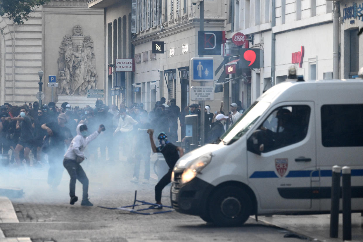 Des émeutiers affrontant les forces de l’ordre, à Marseille, le 30 juin 2023.