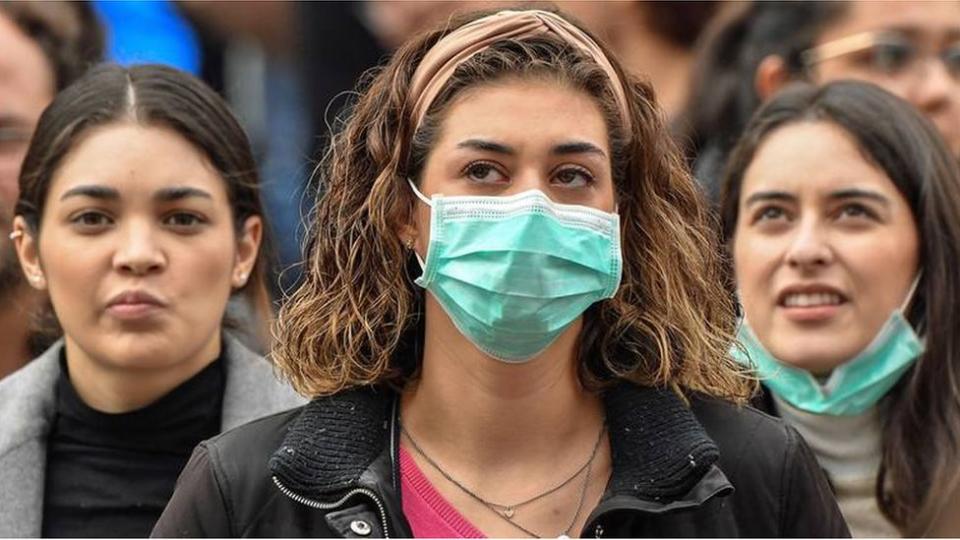 Grupo de mujeres con y sin mascarilla