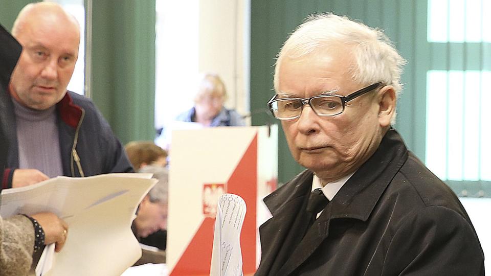 Jaroslaw Kaczynski, Vorsitzender der regierenden PiS-Partei «Recht und Gerechtigkeit», im Wahllokal in Warschau. Foto: Czarek Sokolowski/AP