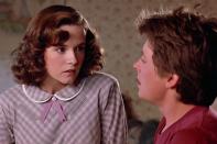 Marty McFly (Michael J. Fox) reist in Teil eins ins Jahr 1955 und lernt dort seine Mutter kennen - als ebenfalls 17-Jährige. Und Lorraine Baines (Lea Thompson) verguckt sich gleich in den "unglaublichen Jungen" ... (Bild: Universal Pictures)