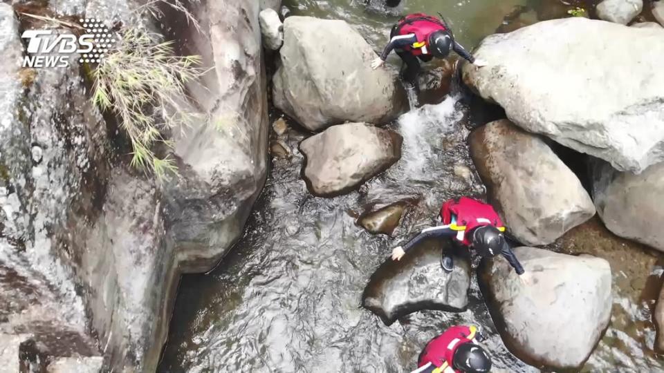 遇有河川、溪(谷)上游開始烏雲密佈、溪水混濁、聽到落雷聲或開始降下驟雨時，應停止或暫停活動。（圖／TVBS資料畫面）