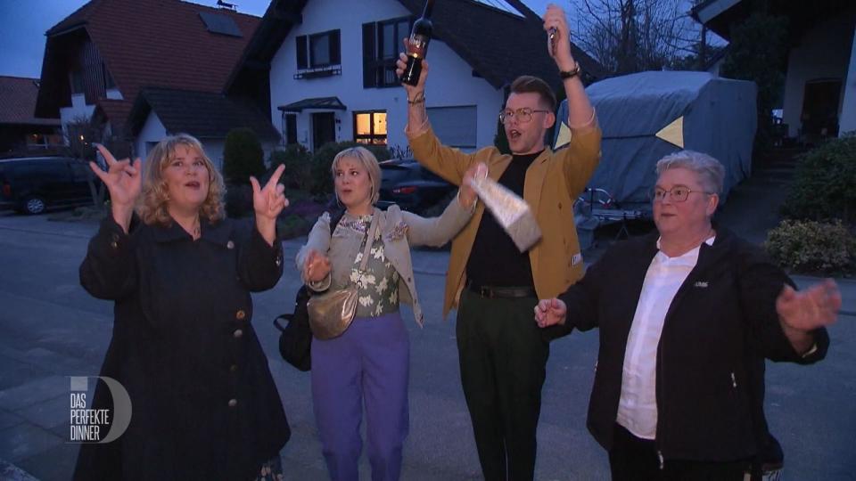 Sabine, Janine, Robin und Karin kommen in bester Partylaune vor Christians Haus an.
 (Bild: RTL)