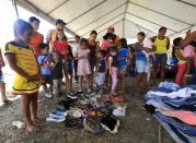 Mujeres y niños colombianos esperan que sean distribuidas ropas y zapatos en el albergue temporal en Villa del Rosario, donde se han refugiado tras ser deportados de Venezuela. REUTERS/Jose Miguel Gomez