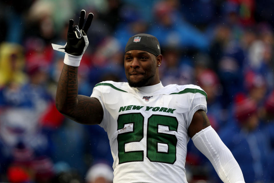 ORCHARD PARK, NEW YORK - DECEMBER 29: Le'Veon Bell #26 of the New York Jets signals to fans before an NFL game between the Buffalo Bills and the New York Jets at New Era Field on December 29, 2019 in Orchard Park, New York. (Photo by Bryan M. Bennett/Getty Images)