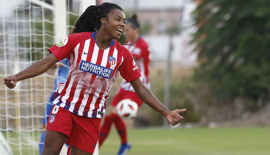 Ludmila da Silva celebra uno de los goles que le dieron la victoria a su equipo, en el partido Málaga-Atlético Femenino, 0-4, en la primera jornada de la Liga Iberdrola. / Foto: atleticodemadrid.com / Alberto Molina