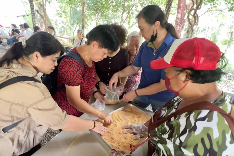 部落美食遊程導覽員解說食材來源，也安排讓遊客製作並品嘗小米麻糬，盼挽回遊客對部落小米產品的信心。