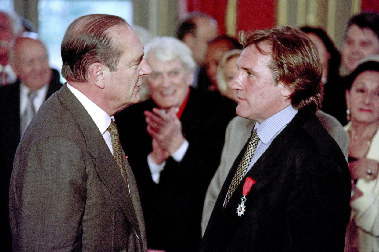 Jacques Chirac remet la médaille de la Légion d'honneur à Gérard Depardieu, le 2 mai 1996 à l'Élysée.    - Credit:VINCENT AMALVY / AFP