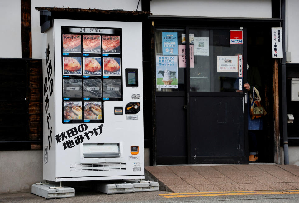 La imagen muestra una máquina expendedora que ofrece carne de oso negro asiático, carne Akita y pescado seco de arroyo de montaña frente a un restaurant en Semboku, prefectura de Akita, Japón, el 6 de abril de 2023. (REUTERS/Irene Wang)