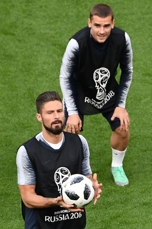 France's forwards Olivier Giroud (L) and Antoine Griezmann take part in a training session in Ekaterinburg on June 20, on the eve of their Russia 2018 World Cup Group C match against Peru