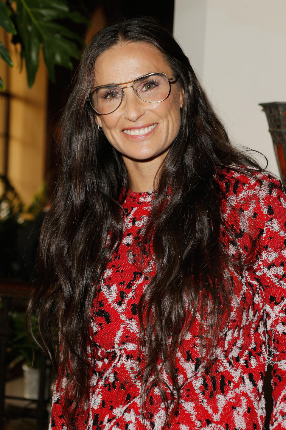 <p>Auch Demi Moore erschien und entschied sich für ein besonderes Accessoire. Zu ihrem bunten Kleid kombinierte sie eine silberne Retrobrille. (Bild: Getty Images)</p>