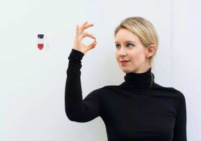 血液檢測創企Theranos首席執行官伊麗莎白·霍姆斯在紀錄片《《矽谷發明家:吸血成金》》中擺姿勢拍照

