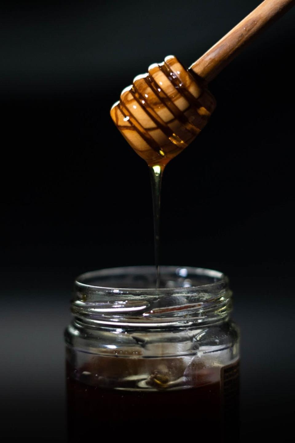<p><span>Le miel est un hydratant naturel souvent présent dans les masques maison. Vous pouvez l’associer à de la camomille pour une peau fraîche et nourrie en profondeur.</span></p>