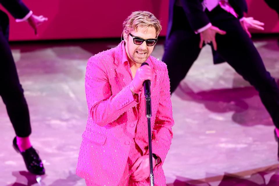 沒能得獎一樣成為焦點！Ryan Gosling 一身粉紅登場奧斯卡，還有肯尼們伴舞！