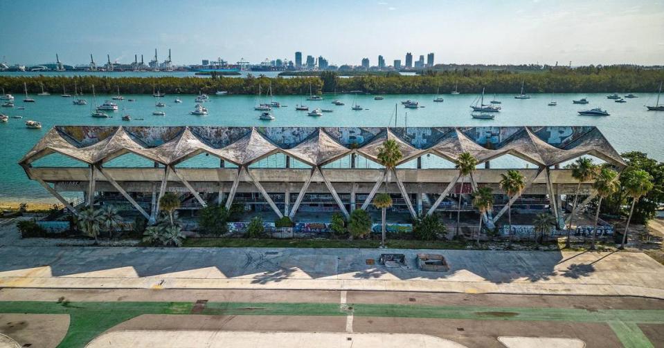 Construido en 1963, el histórico Miami Marine Stadium, propiedad de la ciudad y situado junto al Rickenbacker Causeway, en Virginia Key, está considerado una singular proeza de la arquitectura y la ingeniería, pero lleva cerrado desde 1992.