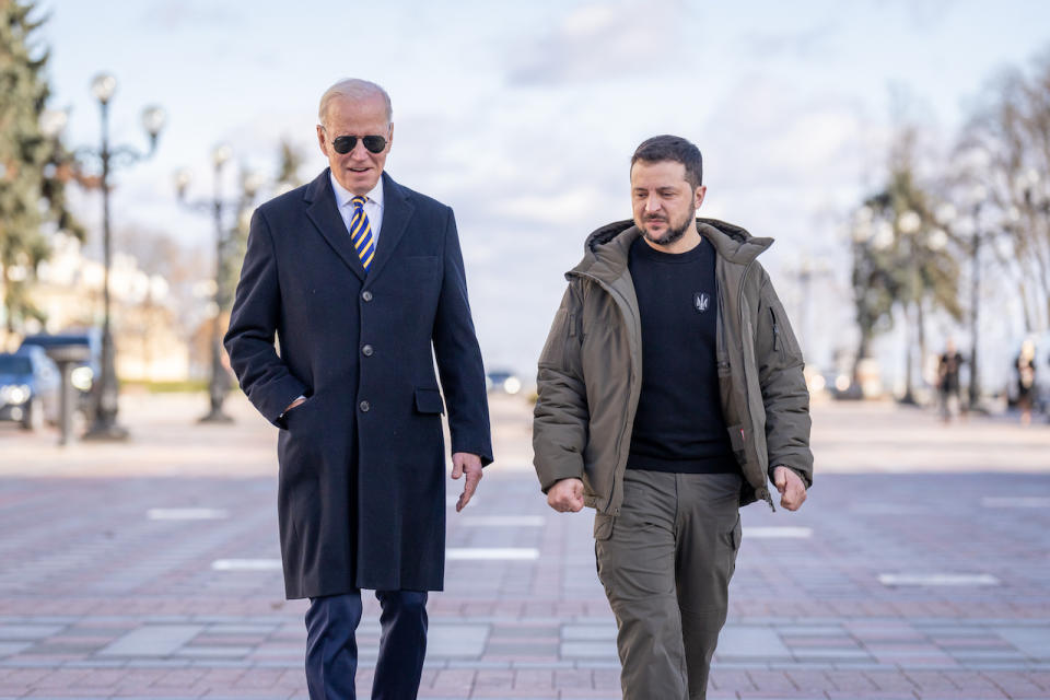 美國總統拜登（Joe Biden）前往烏克蘭的鄰國波蘭時突然訪問基輔，並在烏克蘭總統府會見澤連斯基（Volodymyr Zelensky）。   圖：翻攝拜登推特
