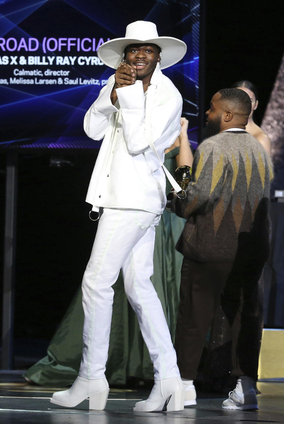 Lil Nas X recibe el Grammy al mejor video musical por "Old Town Road (Official Movie)" el domingo 26 de enero del 2020 en Los Angeles. (Foto por Matt Sayles/Invision/AP)