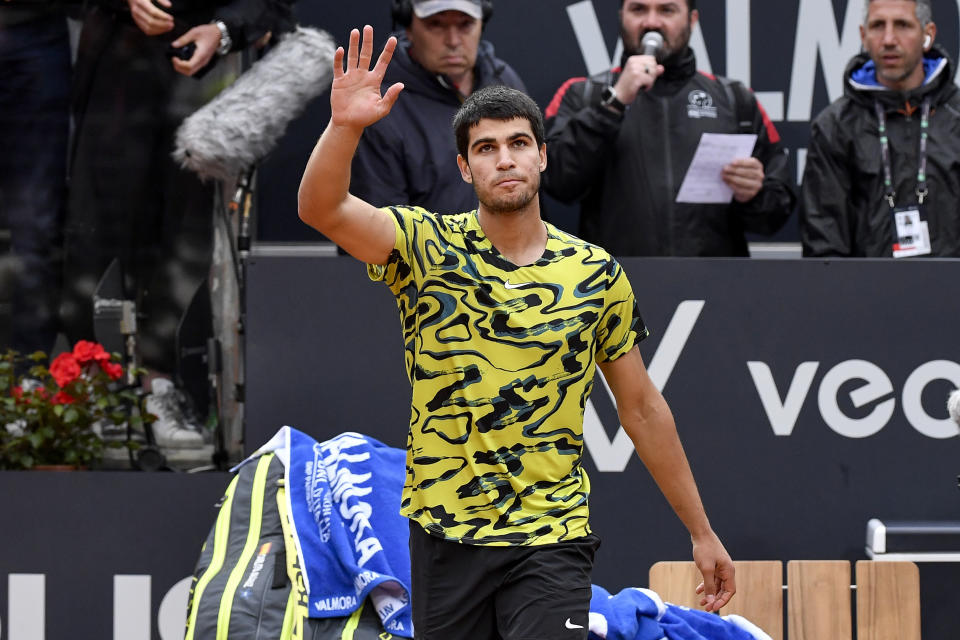 Carlos Alcaraz saluda al público tras derrotar a Albert Ramos Viñolas en el Abierto de Italia, el sábado 13 de mayo de 2023. (AP Foto/Antonietta Baldassarre)