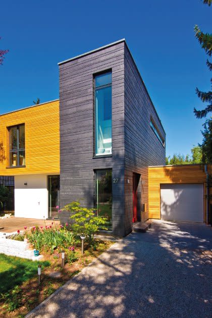 Architektin Regine Stoiber realisierte das moderne, höchst individuelle Haus „Bayly“ im Bauhaus-Stil in einem Münchner Vorort. Die Idee dahinter: Der Gesamtbaukörper gliedert sich aus einzelnen „ Kisten“, die nebeneinander und übereinander gestapelt wurden. Jede Kiste enthält seinen eigenen Funktionsbereich: z.B. den Familienbereich (Essen, Kochen, Wohnen, Bibliothek), den Kinderbereich (Kinderzimmer, Kinderbad), oder den Elternbereich (Schlafzimmer, Ankleide, Elternbad). Mehr Infos unter www.platz.de.