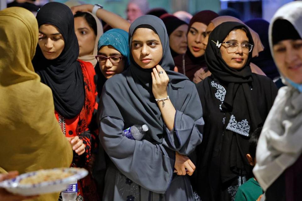 Aiman Siddiqui, center, waits with others as they prepare to end their fast and celebrate the Day of Arafah. Al Diaz/adiaz@miamiherald.com