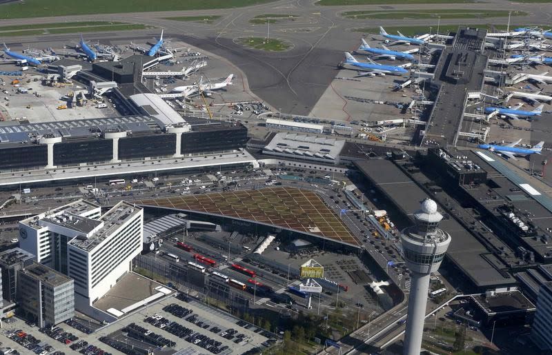 La totalité des vols prévus ce jeudi au départ ou à l'arrivée à l'aéroport d'Amsterdam-Schiphol (photo) ont été suspendus jusqu'à nouvel ordre en raison de la tempête qui souffle sur les Pays-Bas. /Photo d'archives/REUTERS/Yves Herman