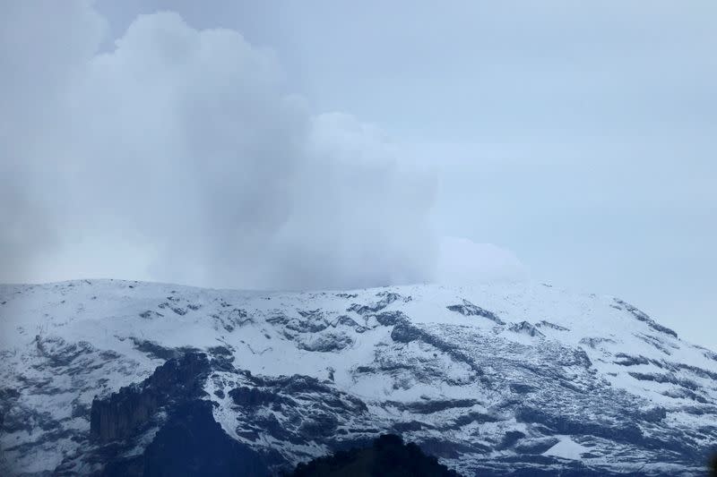 Vapor y gases se elevan desde el cráter del volcán Nevado del Ruiz, después de que las autoridades declararan alerta naranja para la zona y pidieran a la población una evacuación preventiva, visto desde Murillo