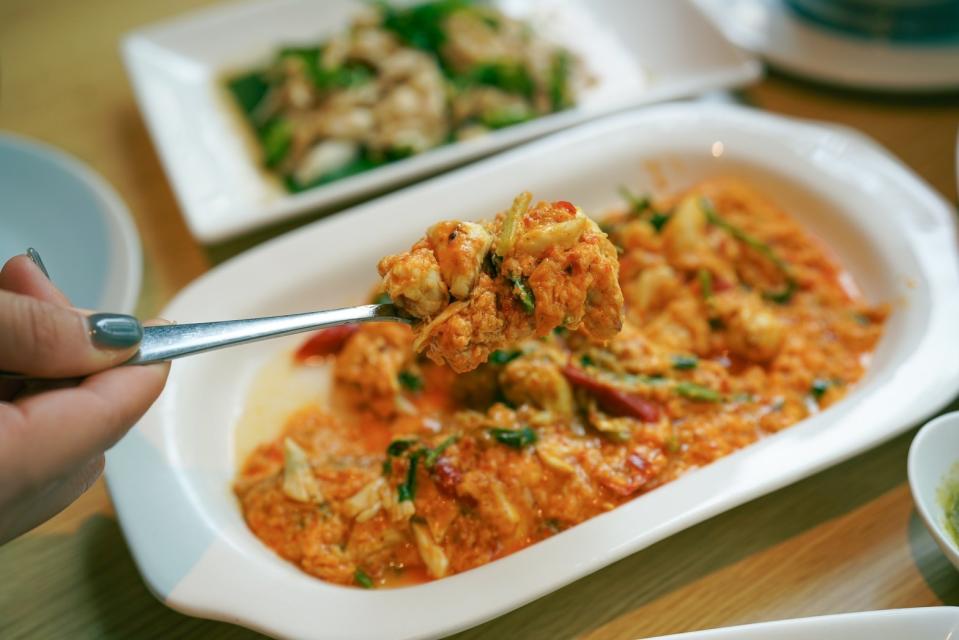 除了活蟹料理，便宜快1/4的咖哩蛋炒蟹肉也很下飯。