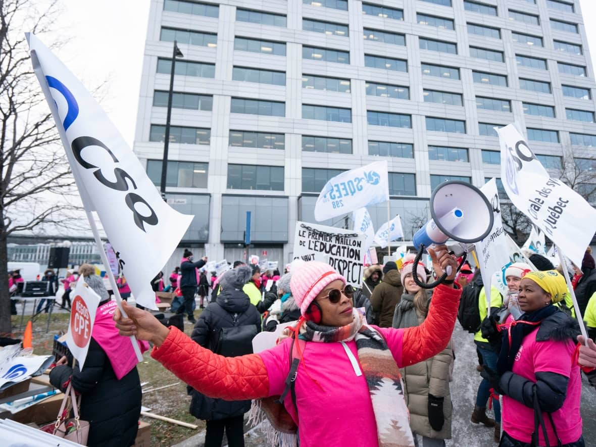 Hundreds of early childhood educators protested outside government offices in November, amid months of talks between public daycare workers and the Quebec government. (Ivanoh Demers/Radio-Canada - image credit)