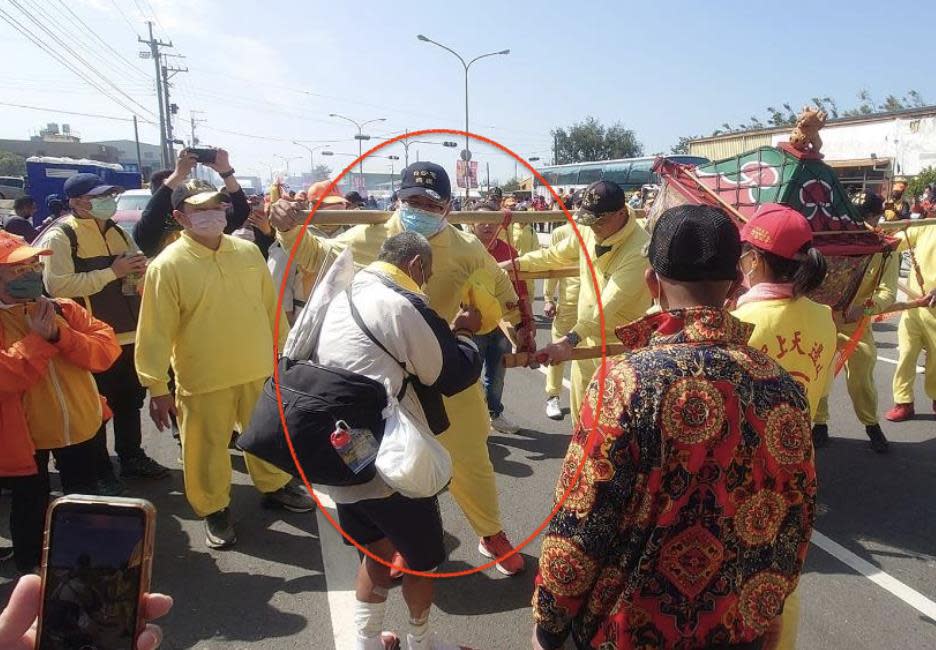 白沙屯媽祖「為他」急轉90度賜福！勇腳伯小腿萎縮「每年跟走」內幕曝