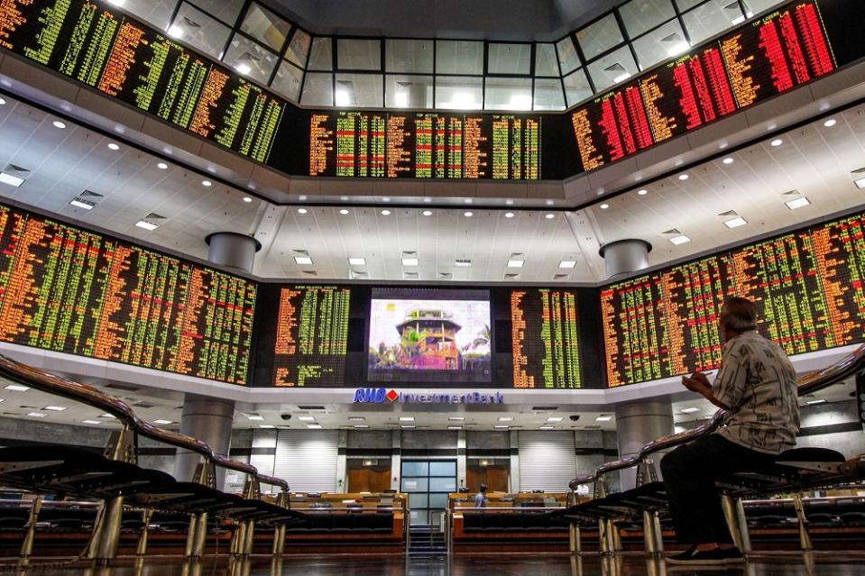 The FBM KLCI closed at 41.14 points or 2.69 per cent lower at 1,490.06 today, the lowest point since 2011’s 1,500.91. — Picture by Hari Anggara