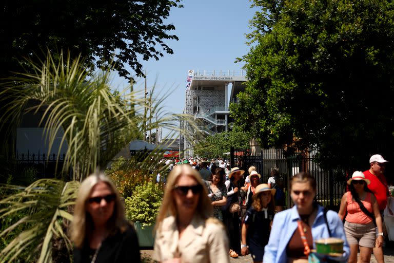 El público invadió el predio de Roland Garros en la apertura del torneo; de fondo, el Philippe-Chatrier, el estadio central