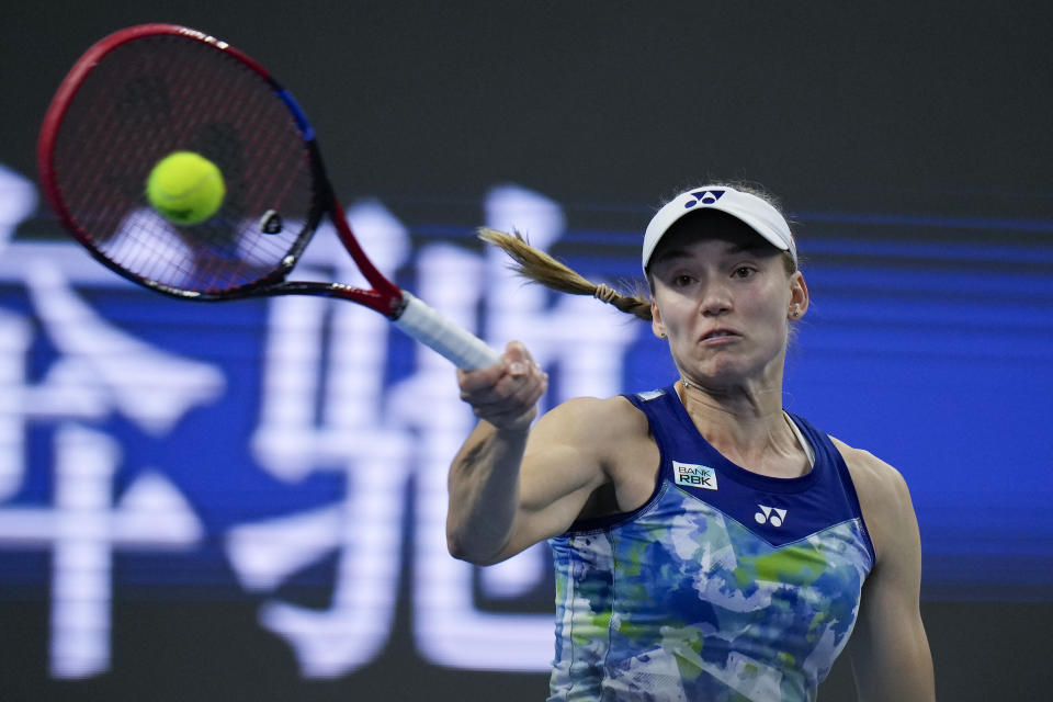 La kazaja Elena Rybakina regresa un tiro de la bielorrusa Aryna Sabalenka durante el duelo de cuartos de final del Abierto de China el viernes 6 de octubre del 2023. (AP Foto/Andy Wong)