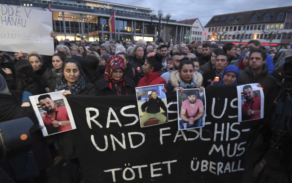 Nach dem tödlichen Anschlag positionieren sich Menschen in Hanau gegen Rechts. (Bild: PATRICK HERTZOG / AFP)