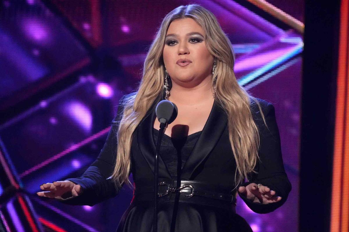 Kelly Clarkson’s “Me” lyrics allude to a 2015 love song about her ex Brandon Blackstock