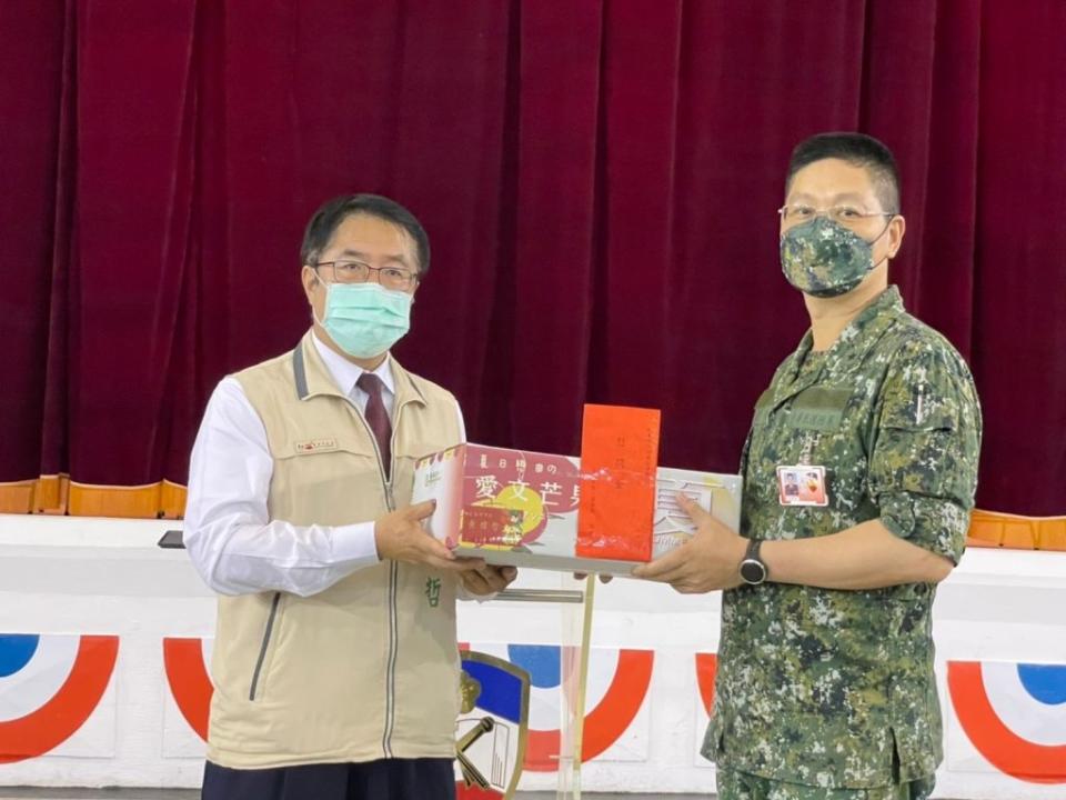 台南市政府端午勞軍，市長黃偉哲代表市民贈加菜金和伴手禮。（記者張淑娟攝）