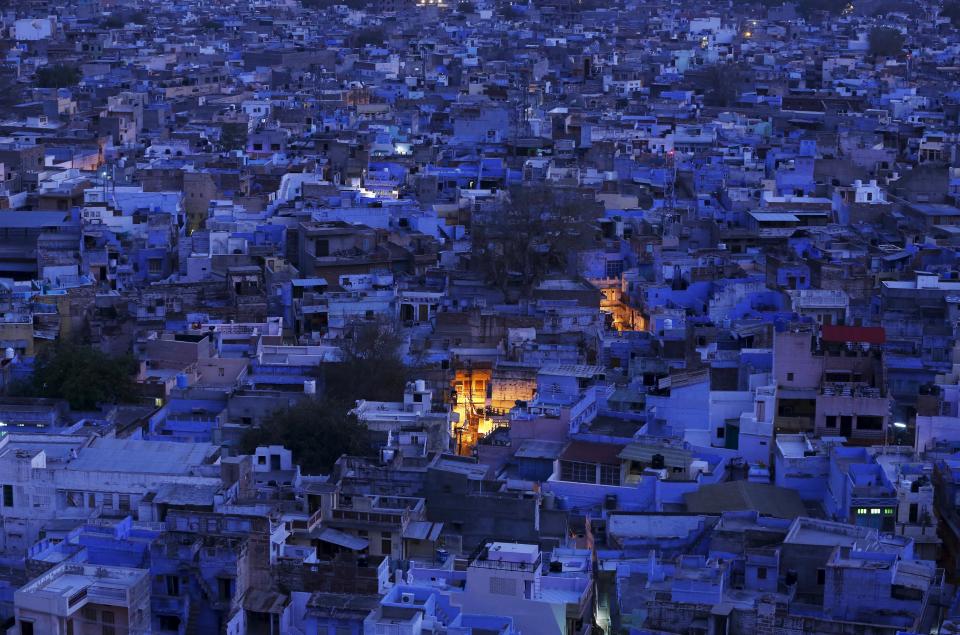 Preciosa imagen nocturna de Jodhpur, a la que se conoce como la ciudad azul en el estado indio de Rajastán.