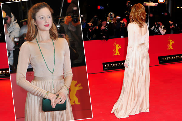 ... die britische Schauspielerin Andrea Riseborough im bodenlangen roséfarbenen Dress brachten ein bisschen Farbe auf den roten Teppich. (Bilder: Getty Images)