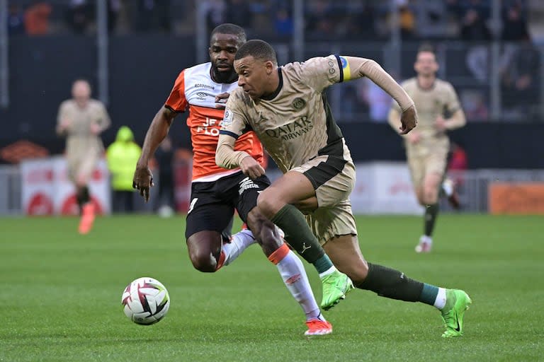 A toda potencia, Kylian Mbappe avanza pese a la marca de Gedeon Kalulu 