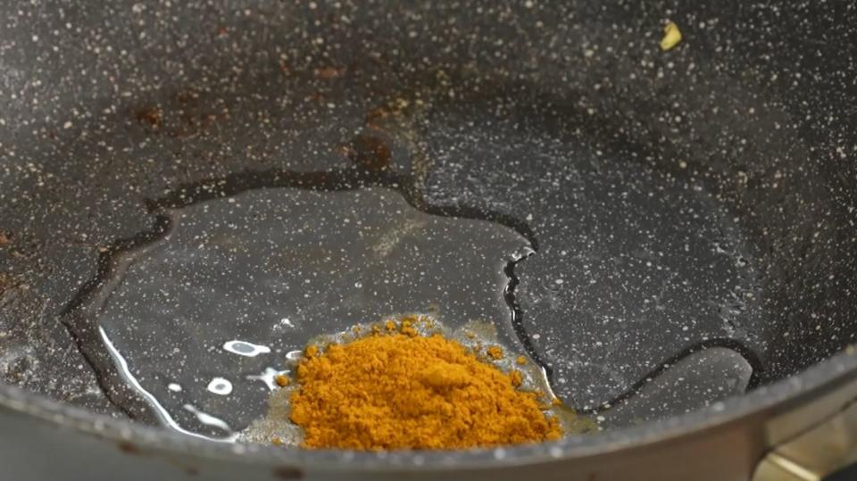 開小火使咖哩粉攪拌溶化。