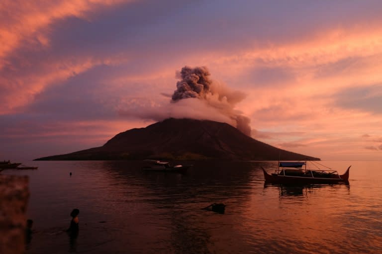 El volcán del monte Ruang exhala una gran columna de humo durante una erupción, una imagen captada el 19 de abril de 2024 en Sitaro, al norte de Indonesia (Ronny Adolof Buol)