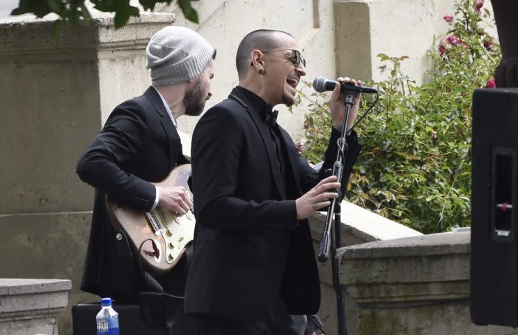 Chester Bennington performs the song “Hallelujah” at Chris Cornell’s funeral on May 26, 2017. (Photo: AP)