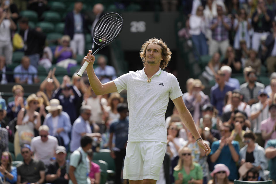 El alemán Alexander Zverev celebra tras vencer al holandés Gijs Brouwer en la primera ronda de Wimbledon el jueves 6 de julio del 2023. (AP Foto/Alastair Grant)