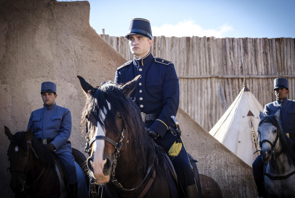 Robert Pattinson en una escena de "Waiting for the Barbarians" en una imagen proporcionada por Samuel Goldwyn Films. (Fabrizio Di Giulio/Samuel Goldwyn Films via AP)